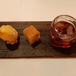 エヴォリュエ - 左から順に、まろやかな苺クリーム入りのプチシュー、もっちり香り良いほうじ茶フィナンシェ、瓶の中は果実入りのぶどうゼリー