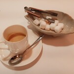エヴォリュエ - コーヒーや紅茶の他、ハーブティーも選べる食後のカフェ、エスプレッソは香ばしさと苦味、深みを感じる仕上がり