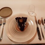 エヴォリュエ - 京都ご出身のシェフならでは、ナフキン代わりに京手ぬぐいを使ったテーブルセット