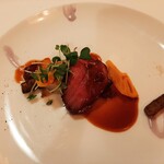 エヴォリュエ - 美しいロゼ色の鹿ロース肉は、甘く香ばしいガストリックソースや紫のじゃが芋シャドークイーンのソース、淡路島の海水で作るオノコロ塩と共に
