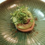 エヴォリュエ - オードブルはむっちり分厚い戻り鰹の直火焼き、秋茄子のムースと黒七味と柑橘の香り