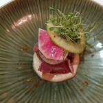 エヴォリュエ - 香ばしい鰹の旨味に秋茄子のムース、すだち風味のセルフィーユの新芽や紅芯大根、黒七味などひと口ごとに違う味わいに