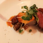 エヴォリュエ - お肉の付け合わせは、紫のじゃが芋シャドークイーンを使ったグララン風のドフィノワと甘い柿