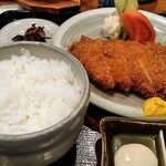 とんかつ専門店 恵庭屋 - このごはんの盛り。
      もちもちでおいしいお米でした