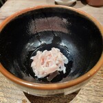 鳥茂 - 牛ミノの湯引きの昆布〆 胡麻油で