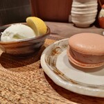 鳥茂 - 塩アイスとチョコレートのマカロン