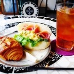 アドゥマン - ハム卵サンドとパン･オ・ショコラ、アイスティー（カフェスペース）