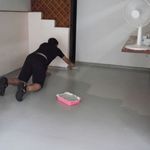 自分たちで床塗り直し中～