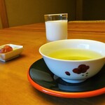 俵屋旅館 - 朝：お茶、梅干し、ヨーグルトドリンク
