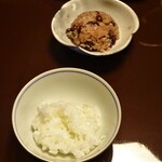 俵屋旅館 - 朝食：ご飯、お赤飯