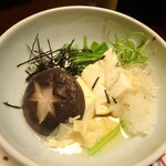 俵屋旅館 - 朝食：湯豆腐（取り分け後）