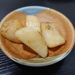 酒と飯の 喜口屋 - お通しは長芋ソテー  旨っ