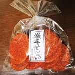 もち吉 - 激辛せんべい 356円：まっ赤な唐辛子を一面にまとった煎餅です。 激辛のインパクト抜群で、見てるだけでも辛いッ！　それでいて、甘辛い煎餅のお味もします。　これはもう、罰ゲームの世界ですネ！ （笑）　　　　　2020.12.21