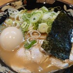 とんこつらぁ麺 松もと - ハーフとんこつラーメン+味タマ♪