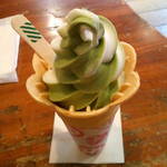 カフェ・ド・ローツェ - ソフトクリーム（バニラ＋抹茶）300円です。