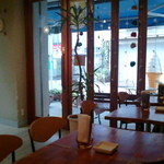 カフェ・ド・ローツェ - 店内から外を望む。