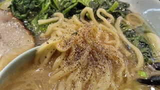 金八家 - 麺を寝かせて、直接胡椒を振って頂くと、麺の小麦と胡椒の風味を味わえます。