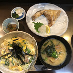 山海 - 2020/12/21
            山海おまかせ定食 1,600円 ✳︎お友達価格
            塩親子丼 かま塩焼き アサリ味噌汁