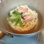 Mami mart - 開封後そのまま鍋へ。この簡単さがいいね！キンレイの横浜家系ラーメン。