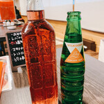 Tontom Byoushi - ピンクのボトル480円と割り材用のジンジャーエール200円