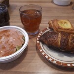 マコ マコ - 料理写真:左はハムサラダ、右はあんこクロワッサン、クロワッサン旨し！