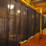 うらやま京色 - 半個室はのれんで仕切られているので、開放感はありつつ、プライベート感のあるお席です。
