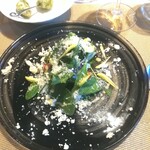 La Brianza - ホワイトのお皿と一緒に新しく加わったブラックのジノリのお皿で、自家製チーズのサラダ。自家製チーズさわやかこっくりおいしいのに加え、添えられたグリーンやオレンジのペーストがとてもおいしかったです♡