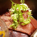 エノテカパージナ - 牛舌の炭火焼きと山葵のサルサヴェルデ