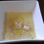 ジラッファ - ランチのスープ
冷たいコーンスープ。
甘味があってグッド。