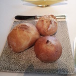 キュイジーヌ[s] ミッシェル・トロワグロ - パン（ヘーゼルナッツ、はちみつ入り、オリーブオイル効かせたん）