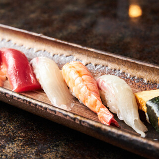 在熱鬧的餐廳享用壽司和時令菜餚！