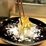 鮨処 多田 - 握り ヤリイカに金箔を...