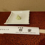 うなぎ 桜家 - 最初のお料理は、白焼からです。先ずは、”山葵”が運ばれて来ました。