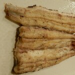 うなぎ 桜家 - ”白焼” 小(1/2匹)⇒3/4匹については「少し小さめのウナギでしたので、少し余分に付けさせていただきました。」との説明を受けました。