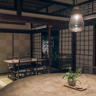 幾つもの年月を重ねた木の温もりと和空間に包まれる