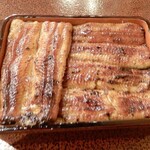 うなぎ 桜家 - 重箱の蓋を開けると、鰻がビッシリ敷き詰められており、醤油の焦げたような香ばしさが漂ってきます。