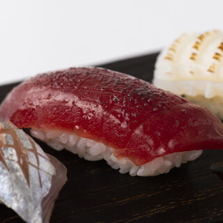 재료 본래의 맛을 즐길 수 있는, 긴자에서 화제의 새로운 일품 “오일 스시 (초밥)”