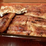 うなぎ 桜家 - 照り輝く”タレ”は濃すぎず、サラサラし、鰻の旨味の邪魔をしない適度な甘さです。