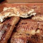 うなぎ 桜家 - 身の焼き上がりはフックラ、カリッと、香ばしいという印象です。