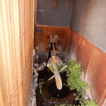 うなぎ 桜家 - 建屋の壁と入口のチョットした隙間に、飾られた”鹿威し”です。