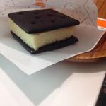 六花亭 帯広本店 - これが雪こんチーズ