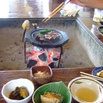 山見茶屋 - 名物料理馬刺しの溶岩焼きを囲炉裏端で！