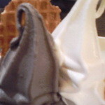 キハチ ソフトクリーム - 黒胡麻とバニラの２フレーバー