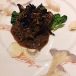 マッシュルーム - 燻煙した猪バラ肉の煮込み 牛蒡のソースと黒胡椒ムース