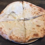 パンジャビバーベキュー - チーズナン