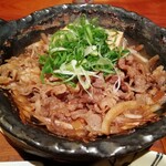 Shunya Washin - すき鍋。割り下？ダシ？で煮られた牛肉の色がキレイ。黒毛和牛っぽい色合いです。
