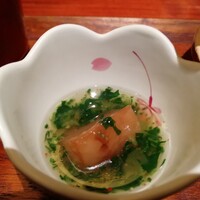 旬家 和しん - 大根を炊いたものに少しとろみのあるダシを掛けたもの。見た目がキレイで、割烹の料理っぽいです。味も優しいだけじゃなく、最後は数かけらの唐辛子が後味を締めてくれます。
