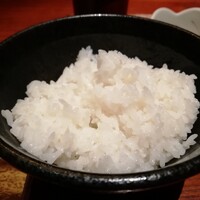 旬家 和しん - あっさり炊かれたごはん。おいしい。味の濃い肉とも合います。