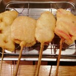 Kushikatsu Dengana - レンコン、メンチカツ、つくね、紅生姜