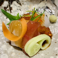 旬彩天 つちや - 【向付】
                    山口 コシナガ鮪と豊後水道 紋甲烏賊、イクラ醤油のせ